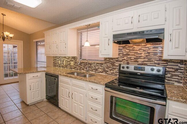 Building Photo - 5907 Hollytree Dr