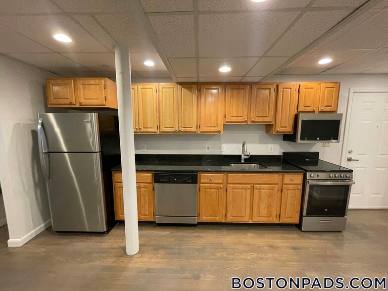 Building Photo - 77 Park Dr