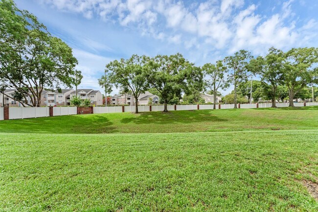 Building Photo - First Floor 2/2 Condo with private back in...