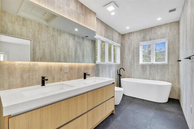 Building Photo - 113 NE 101st St