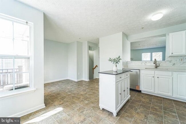 Building Photo - 11 Gemstone Ct