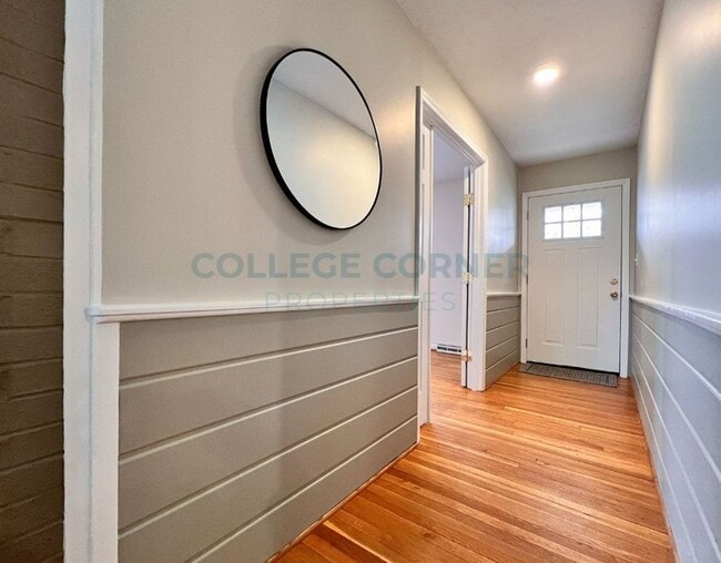 Building Photo - 830 Delmonte Dr NW