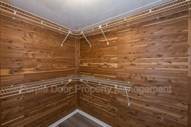 Building Photo - 640 Singing Hills Ct