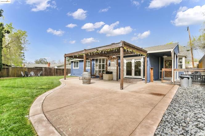 Building Photo - 2419 Erie Dr