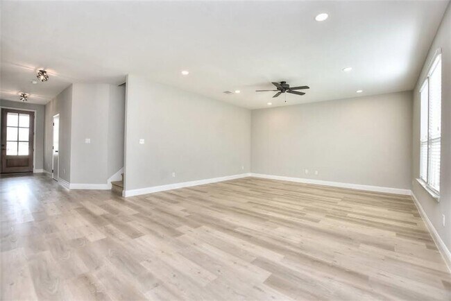 Building Photo - 204 Russet Trl
