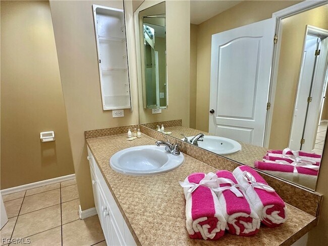 Building Photo - 2015 Xelda Ave N