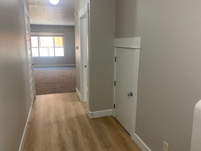 Building Photo - Townhome in Highly desired  Camas -Lacamas...