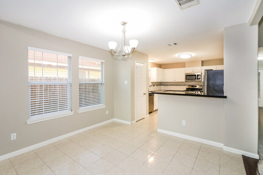 Building Photo - 5911 Shining Leaf Ct