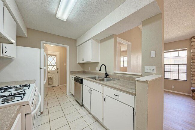Building Photo - 12408 Deer Falls Dr