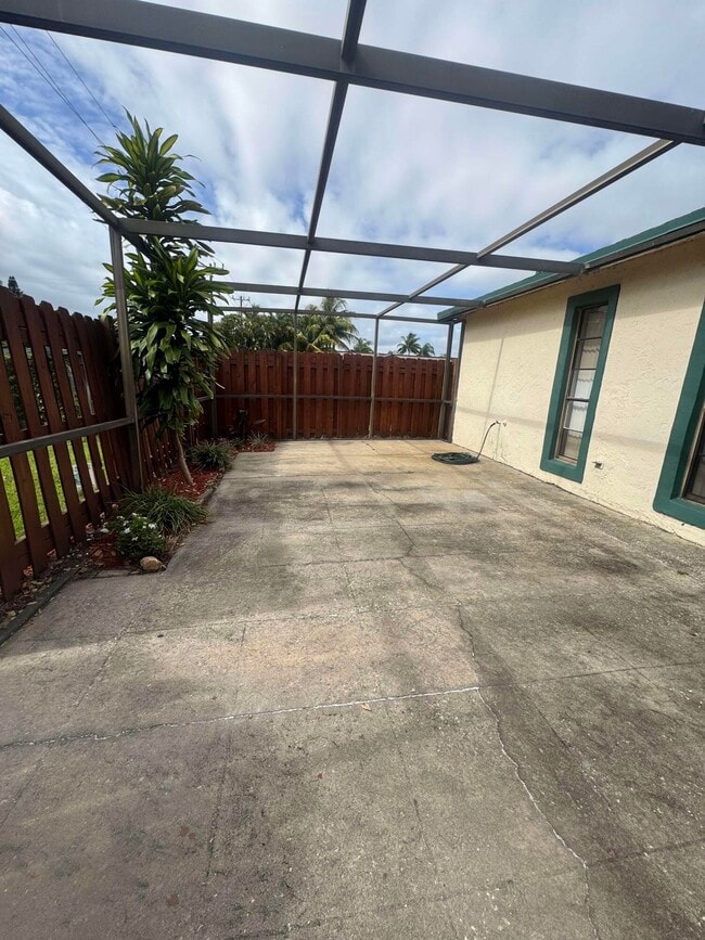 Building Photo - 1047 Manor Dr