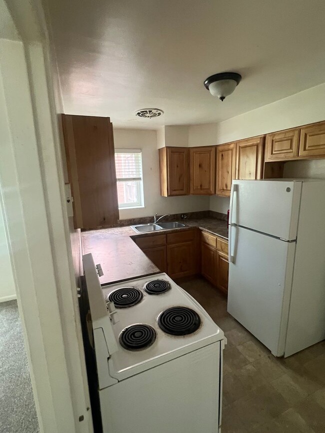Building Photo - Move in now! 2 bed/ 1 bath