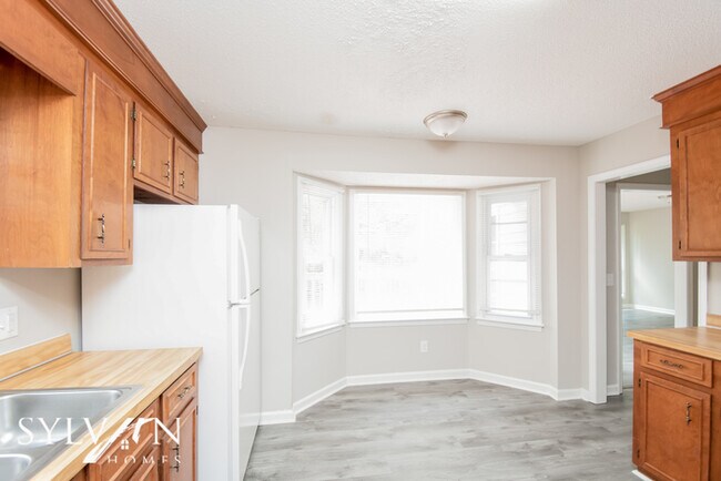 Building Photo - The living is easy in this 3 bedroom, 2 ba...