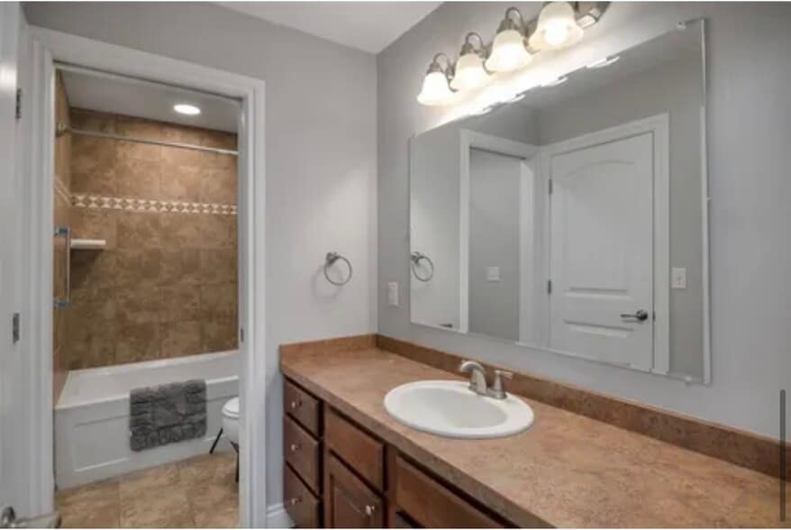 Building Photo - 3030 Saddle Dr