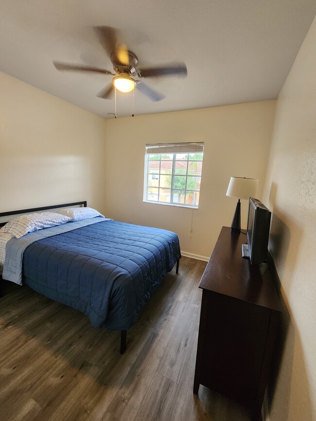 Second Bedroom with Queen bedroom - 5036 SE Mariner Garden Cir