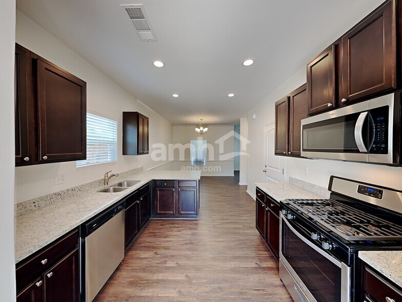 Building Photo - 631 Sunflower Dr