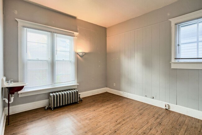 Building Photo - 205 N Sherwood St