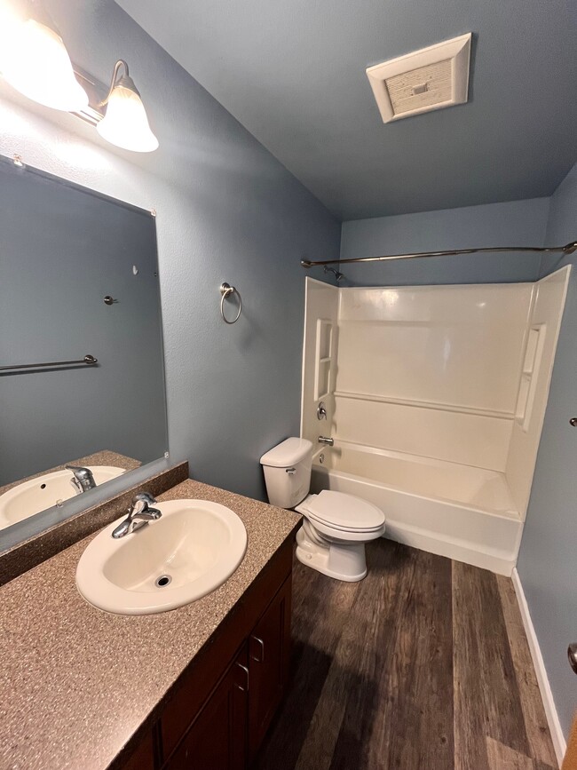 Building Photo - 3905 Thompson Ave