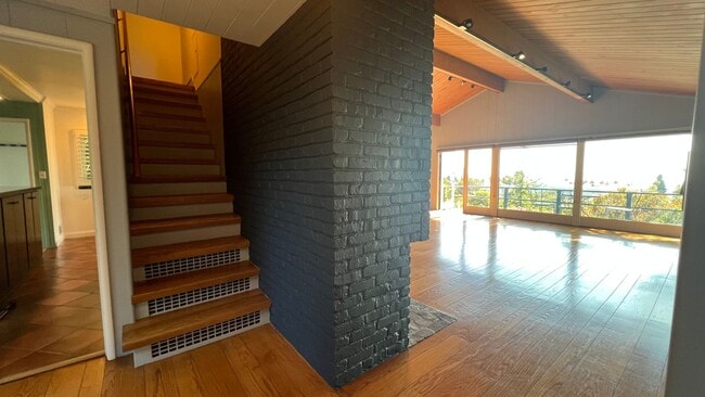 Building Photo - Mid-Century homes Rarely Available with Expansive Bay Views