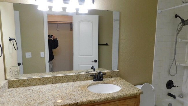 Building Photo - 118 Stonebridge St