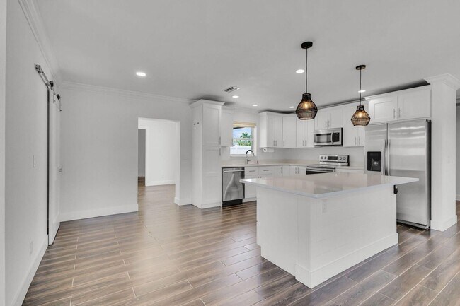 Building Photo - 204 W Whitney Dr