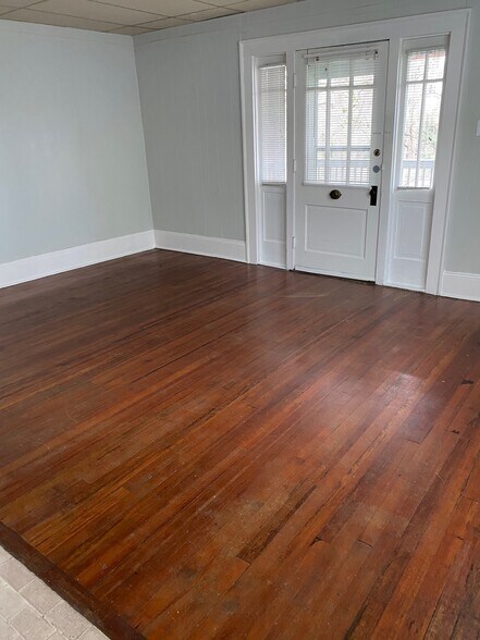 Building Photo - 220 W End Blvd