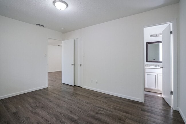 Building Photo - 701 Country Aire Dr