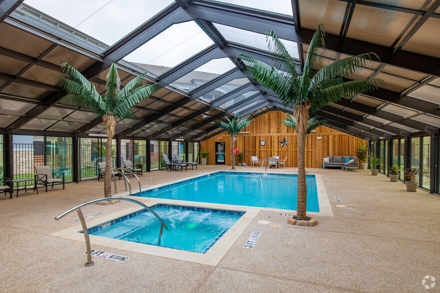 The Palm Pavilion - Indoor Heated Pool w/ Hot Tub - The Retreat
