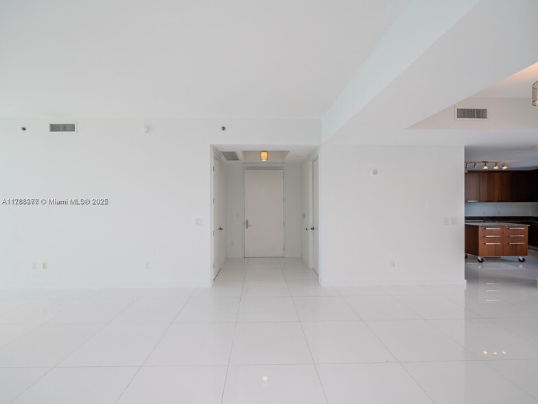 Building Photo - 15901 Collins Ave