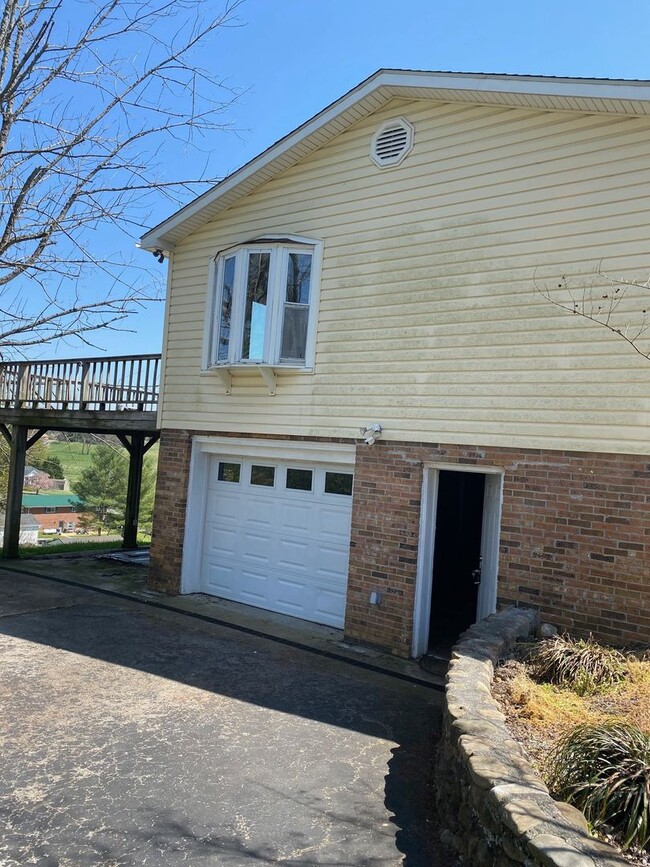 Building Photo - 4 bedroom home in Chuckey TN