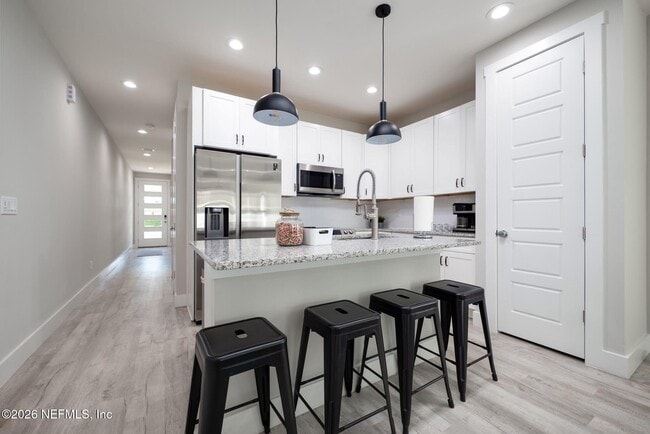 Building Photo - 817 7th Ave N