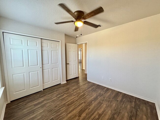 Building Photo - Beautiful 2 Story Home!