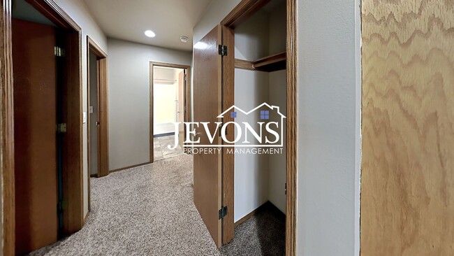 Building Photo - Beautiful duplex near I-823 with flexible ...