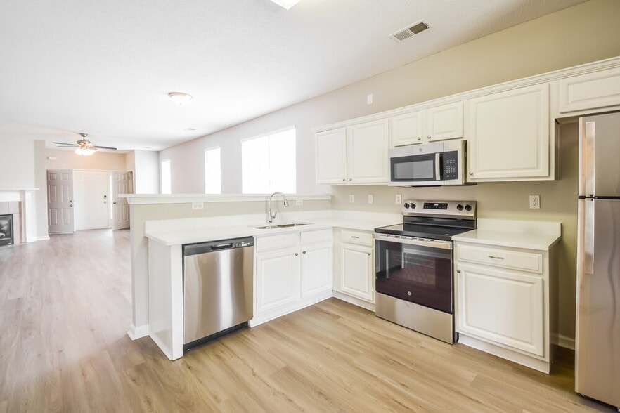 Building Photo - 9973 Fox Run Dr