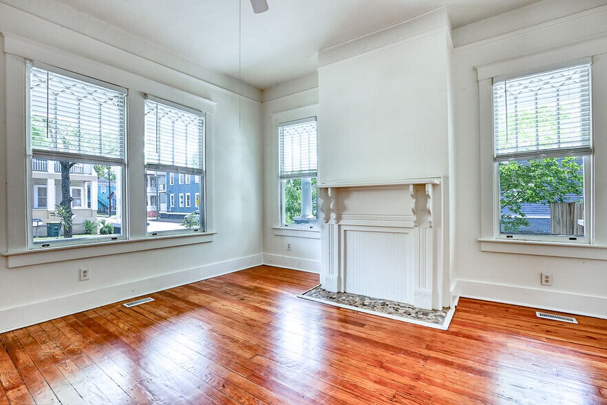 Building Photo - 301 W 32nd St