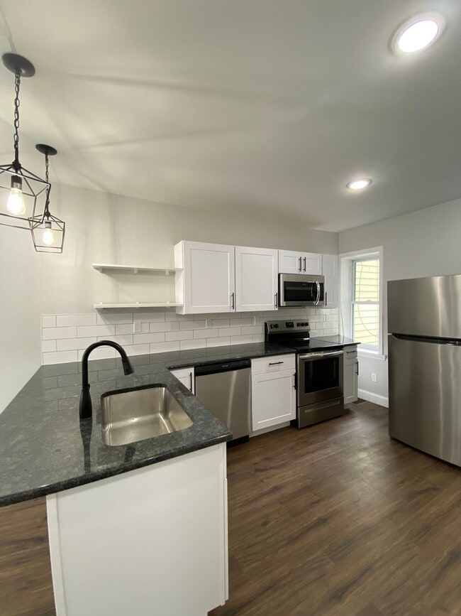 Building Photo - 3 Bedroom 2.5 Bath Home Available For Rent