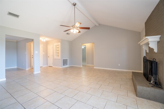 Building Photo - 140 Lakewood Dr