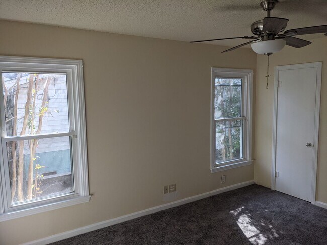 Building Photo - 3 Bed 2 Bath with Enclosed Patio, Fenced Yard, and Garage