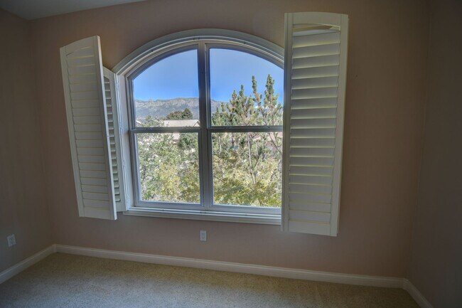 Building Photo - Beautiful NE Heights 3-4 Bedoom with Amazi...