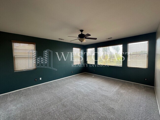 Building Photo - Bright & Spacious 4-Bed Townhome in Prime ...