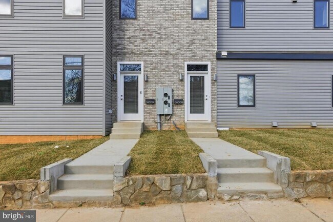 Building Photo - 2600 4th St NE