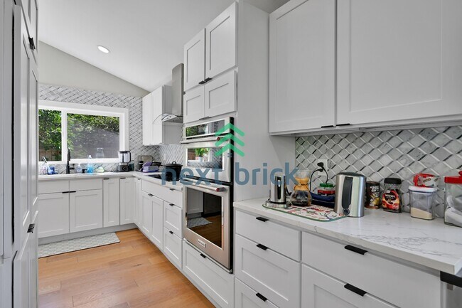 Building Photo - "Spacious 4-Bedroom Retreat with 3 Baths in the Heart of Kirkland – 2,480 Sq. Ft. of Pure Comfort!"