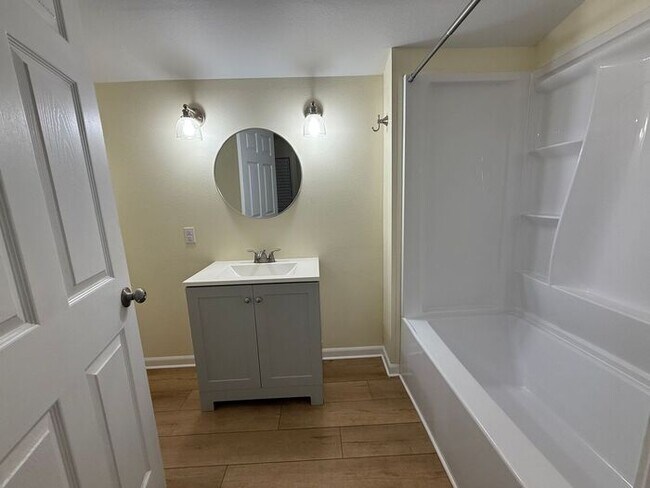 Building Photo - Pensacola - 32503 - 2 bedroom, 2 bathroom