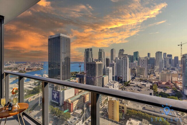 Building Photo - 601 NE 1st Ave