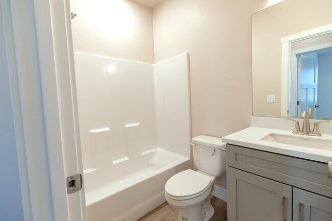 Building Photo - Beautiful 3 Bed/ 2 1/2 Bath Townhomes