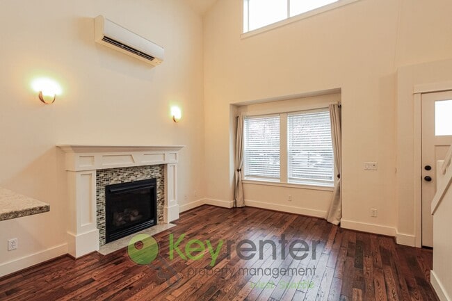 Building Photo - Modern Comfort Meets Urban Living in Seattle