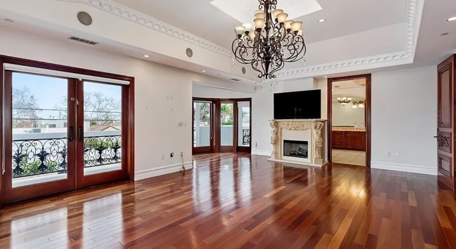 Building Photo - 332 S Almont Dr