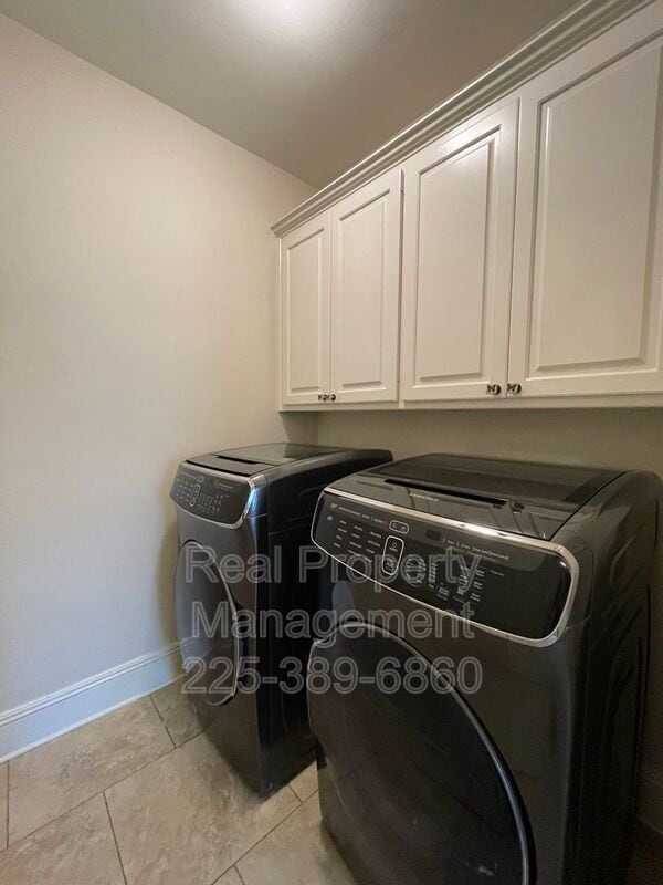 Building Photo - 10950 Hillpark Ave