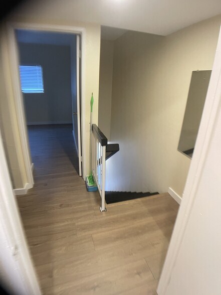 Building Photo - 9019 Cedros Ave