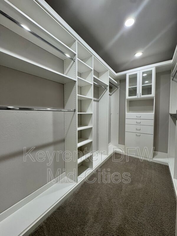 Building Photo - 6726 DeLeon St