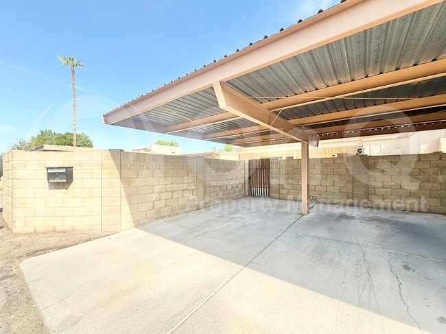 Building Photo - 2113 E Dunbar Dr